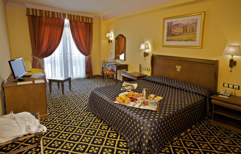 Standard Double Room | In-room dining
