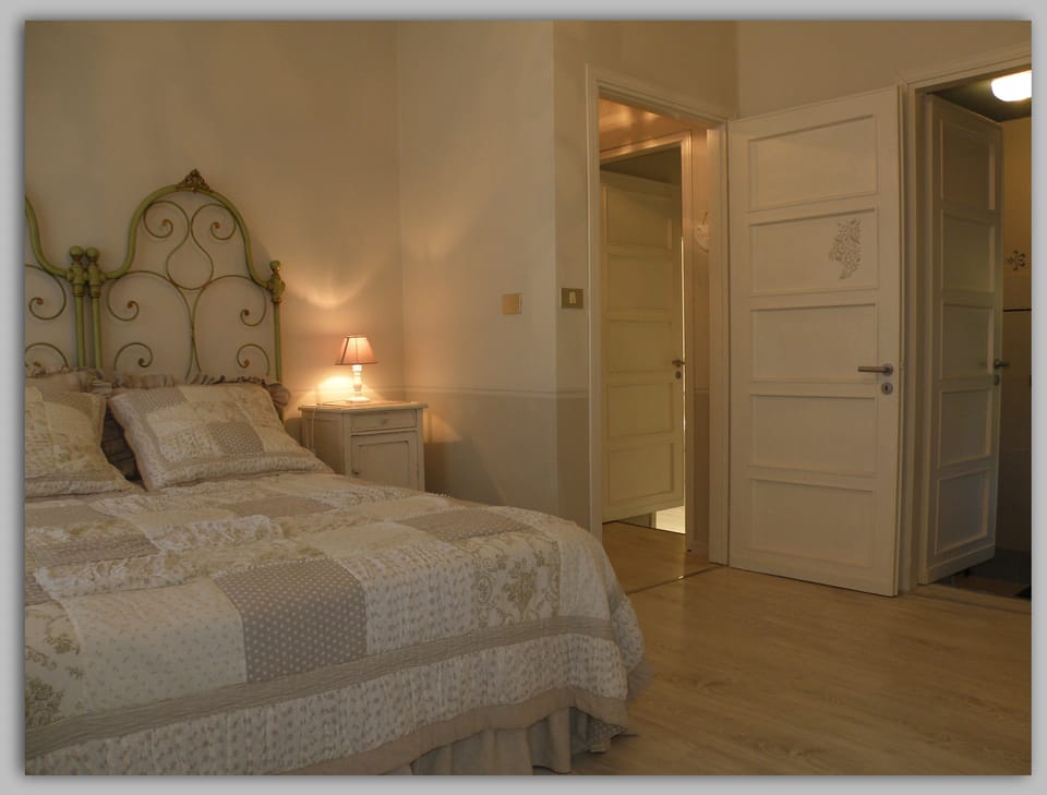Romantic Double Room, 1 Queen Bed | Free WiFi, bed sheets