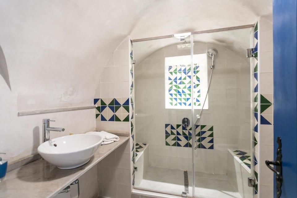 Combined shower/tub, deep soaking tub, rainfall showerhead