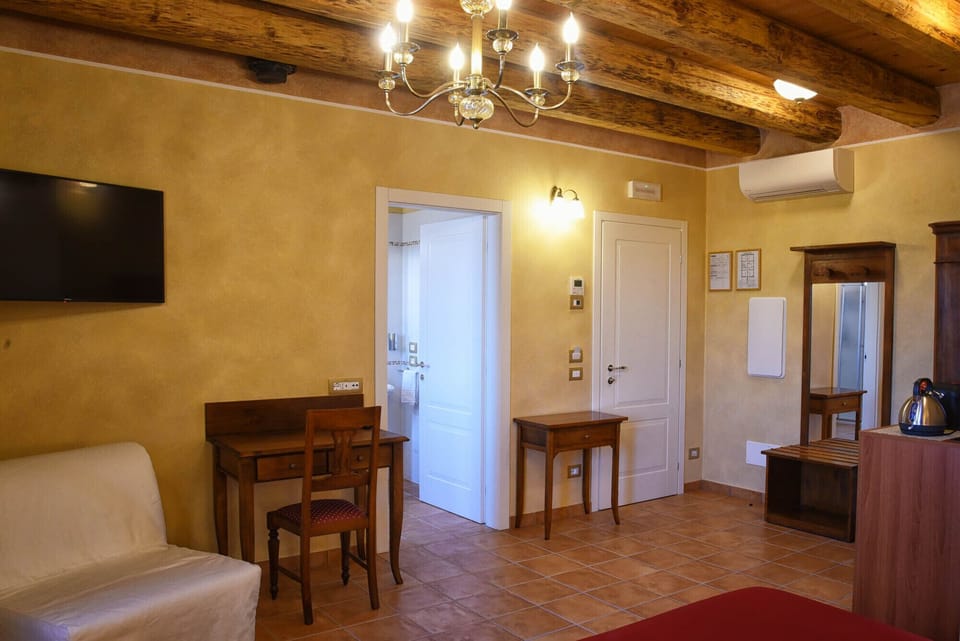 Deluxe Room, Park View | Desk, blackout drapes, free WiFi, bed sheets