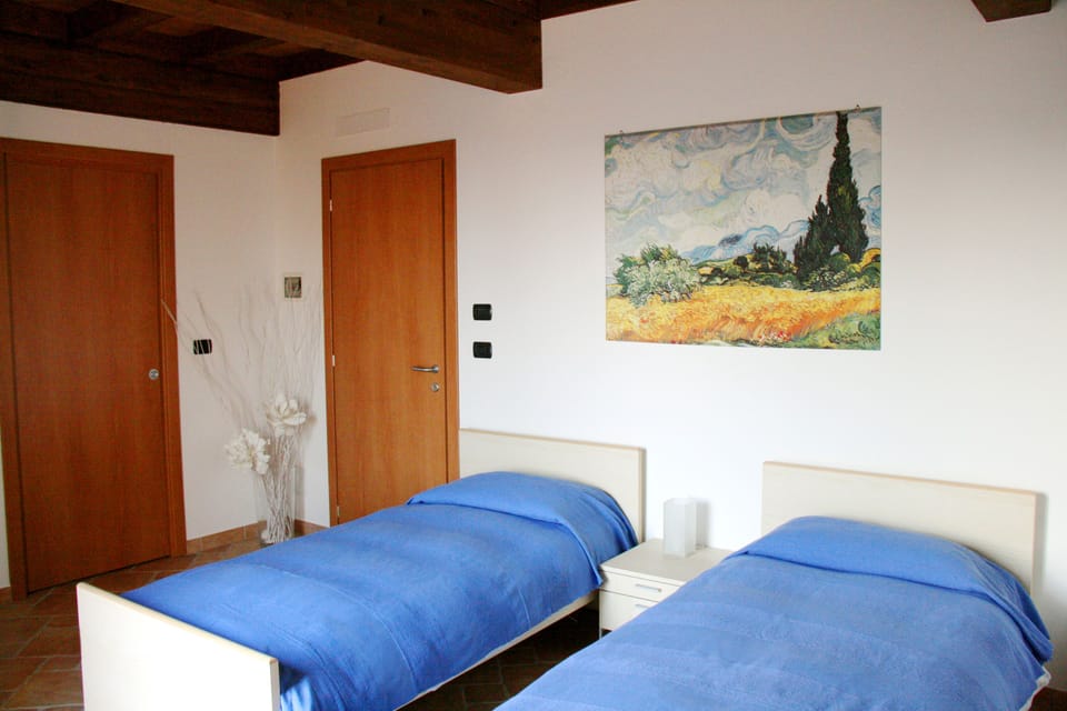 Twin Room (Barbera) | In-room safe, blackout drapes, free cribs/infant beds, free WiFi