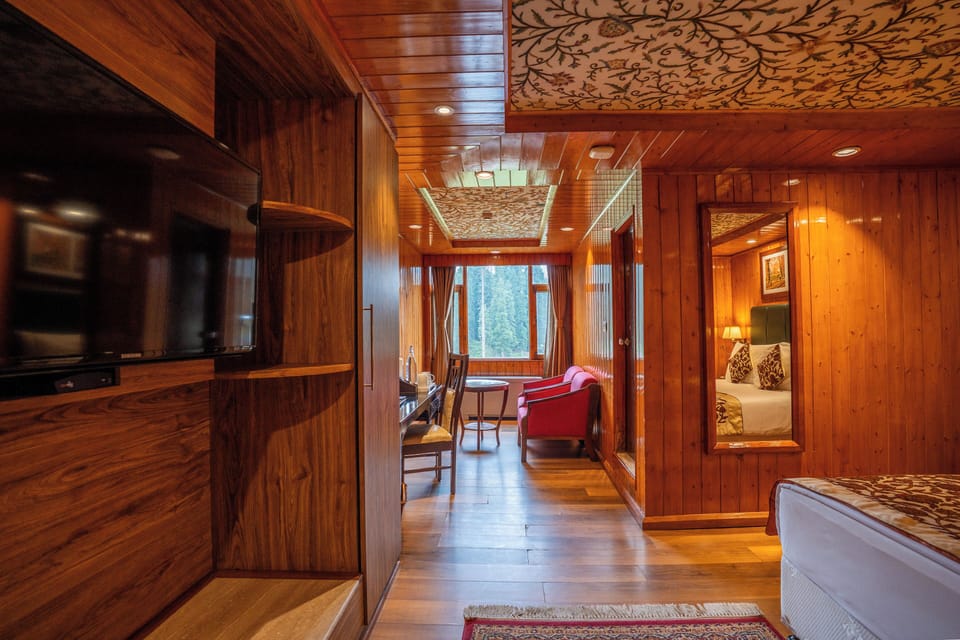 Deluxe room - Pine View | Minibar, iron/ironing board (on request), WiFi (free), bed sheets