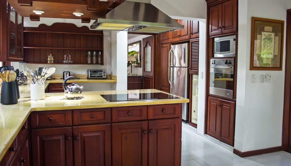 Full-size fridge, microwave, oven, stovetop