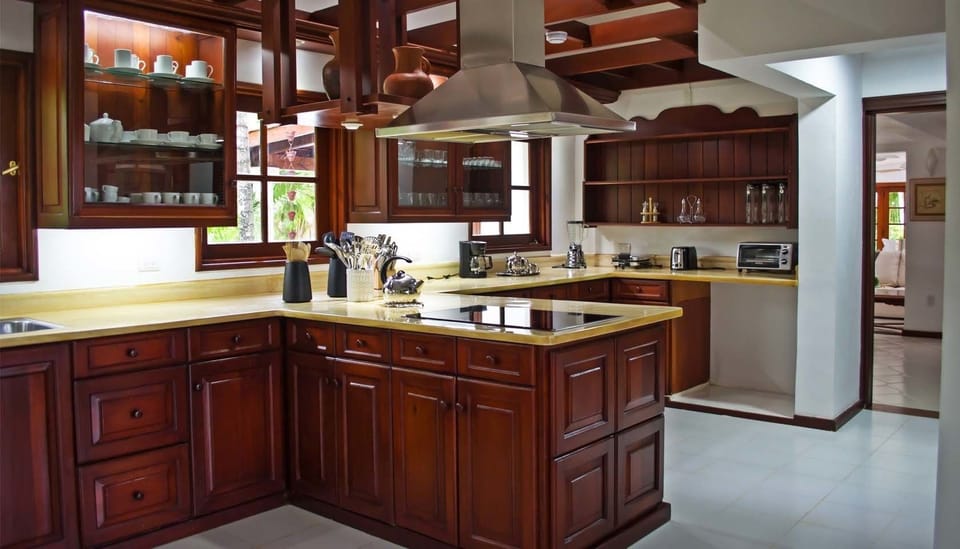 Full-size fridge, microwave, oven, stovetop
