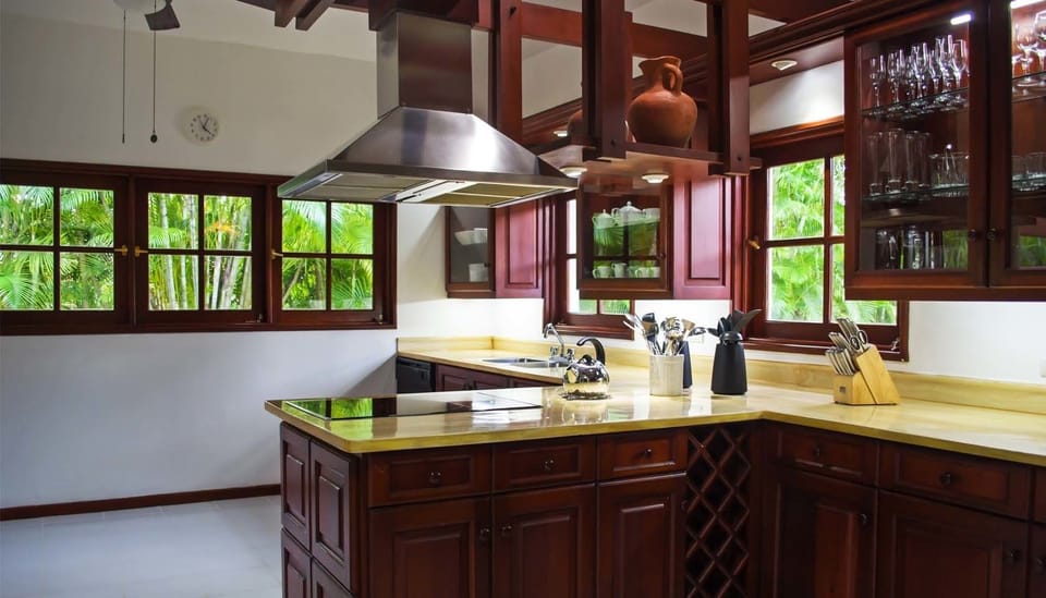 Full-size fridge, microwave, oven, stovetop