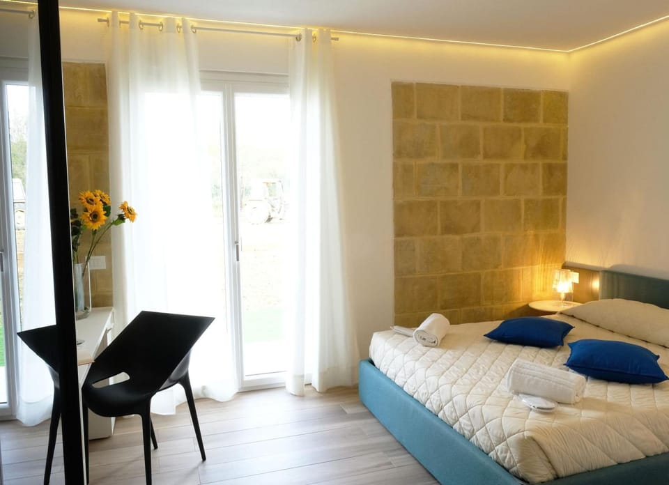 5 bedrooms, premium bedding, minibar, desk