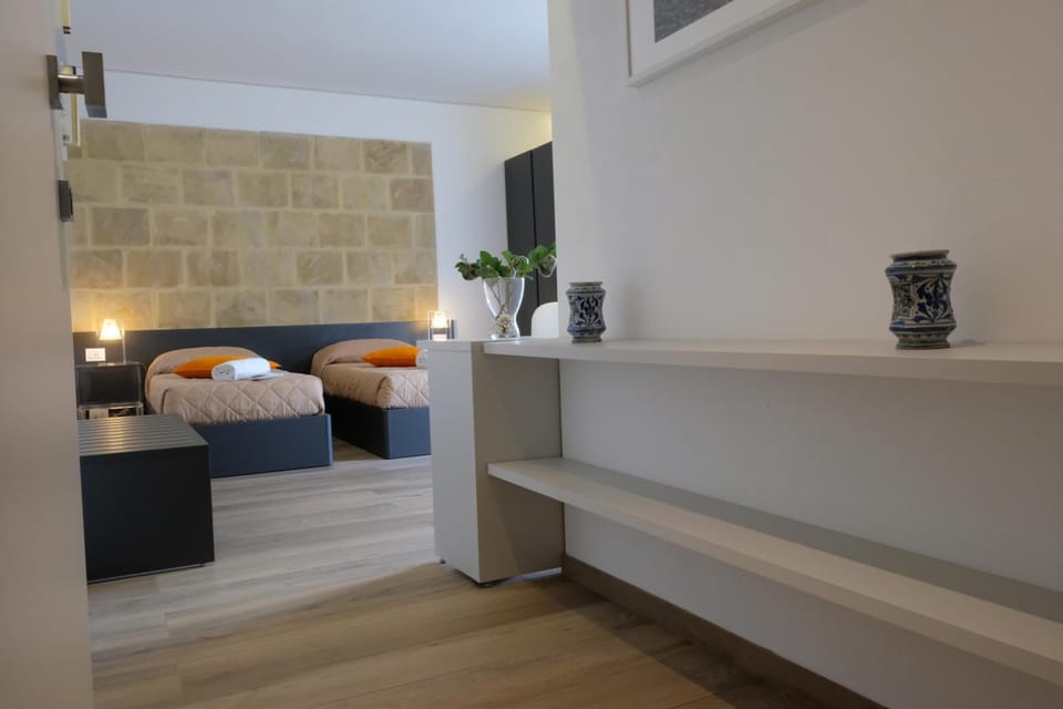 5 bedrooms, premium bedding, minibar, desk