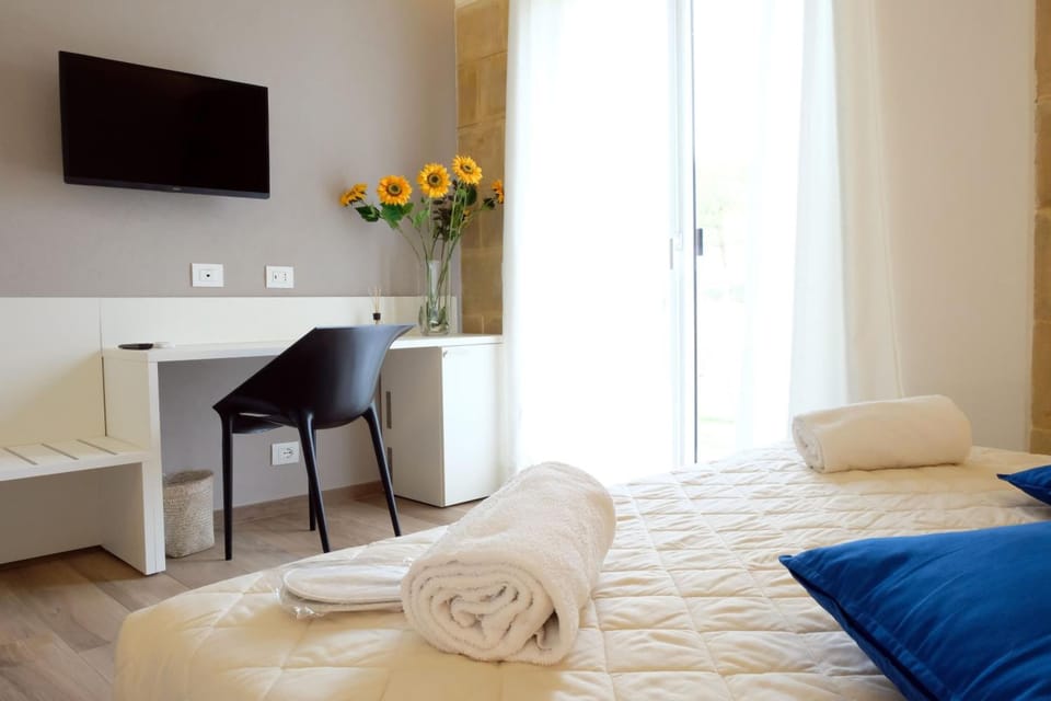 5 bedrooms, premium bedding, minibar, desk