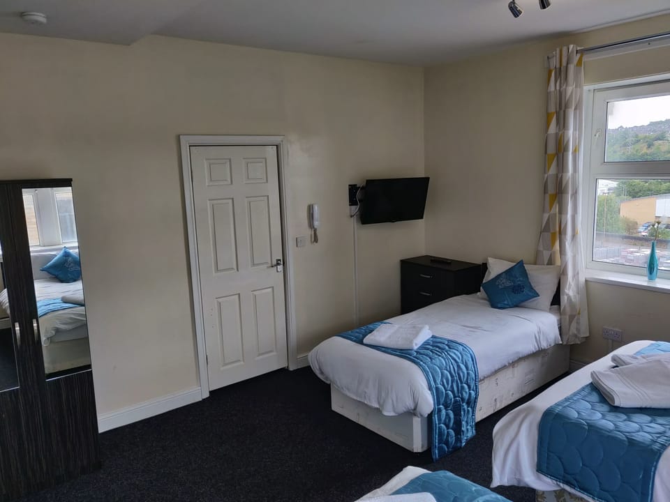 Deluxe Studio, Multiple Beds | Iron/ironing board (on request), WiFi (free), bed sheets