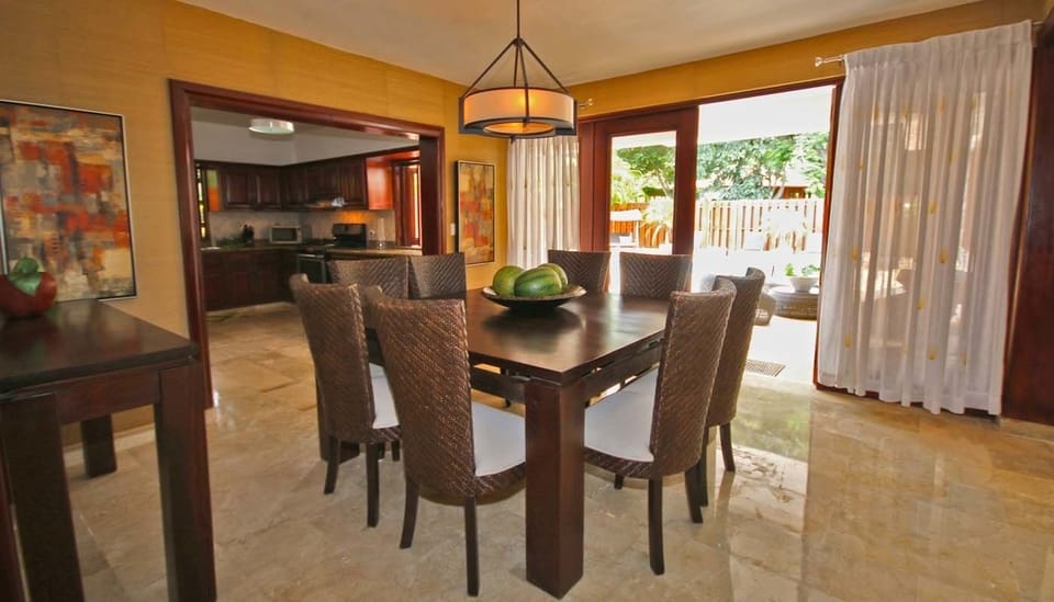 Villa, 1 King Bed, Non Smoking | In-room dining