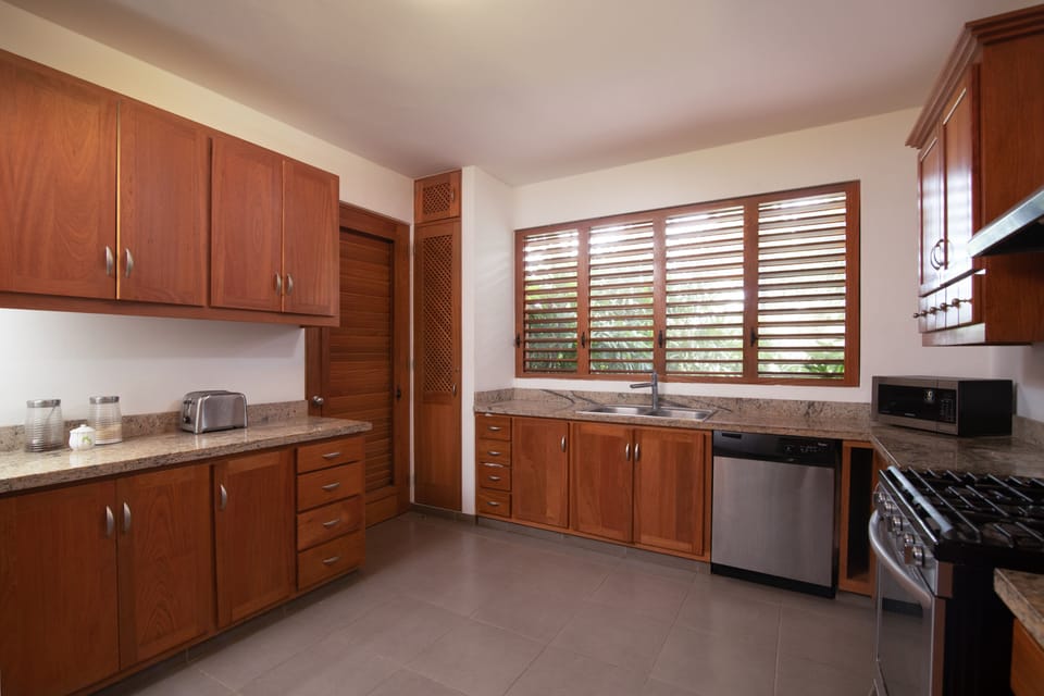 Villa, 1 King Bed, Non Smoking | Private kitchen | Fridge, microwave, oven, stovetop