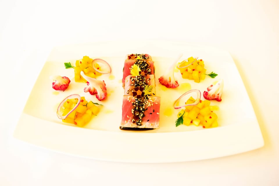 2 restaurants; lunch and dinner served