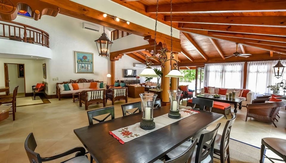 Villa, 1 King Bed, Non Smoking | In-room dining