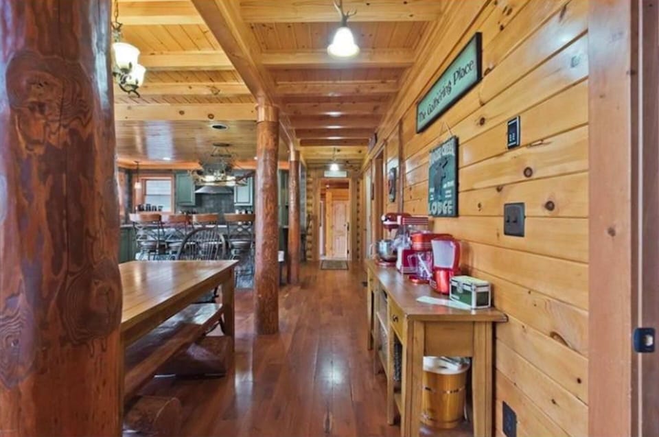 Main Floor Hallway to Kitchen