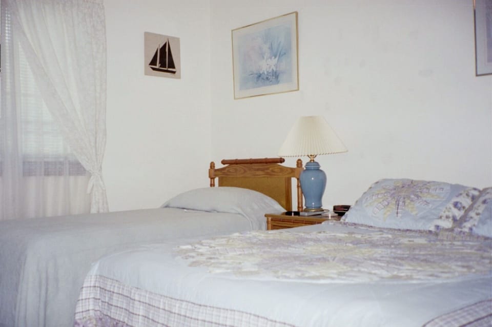 Bedroom 2: queen + single