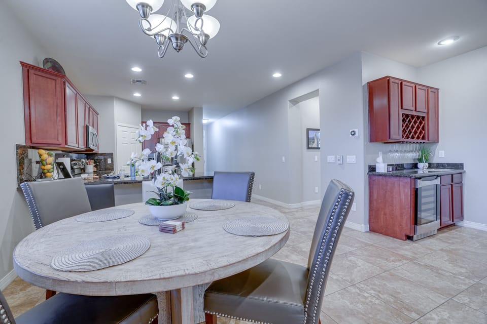 Dining Area | Dishes & Flatware Provided