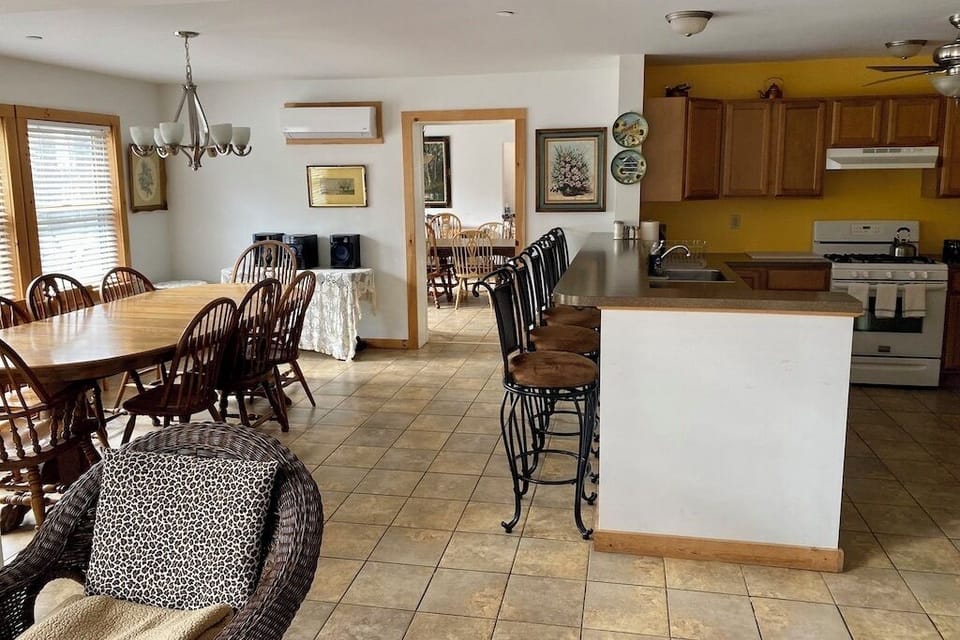 Dining Area w/stereo, Wet Bar, and Party Kitchen in the East Wing. 