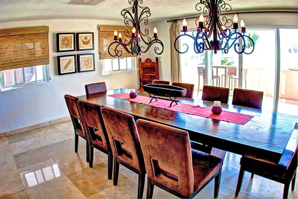 Villa, 5 Bedrooms | In-room dining
