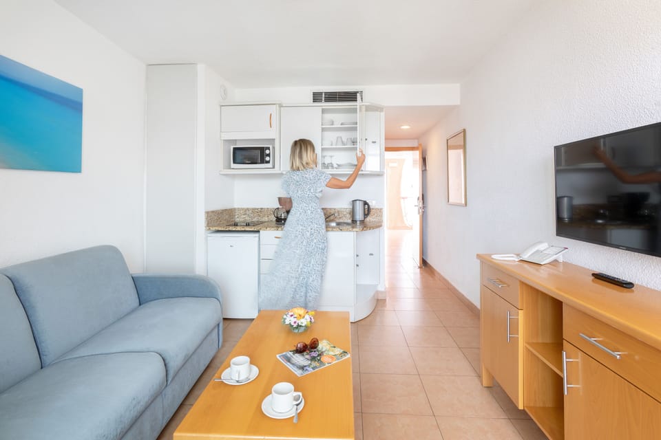 Coffee/tea maker, fridge, microwave, stovetop