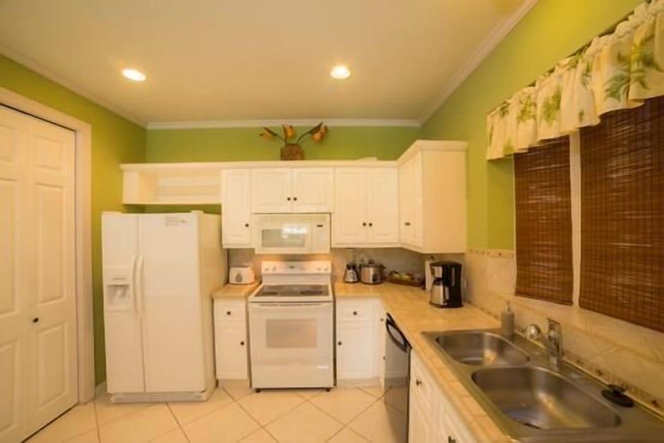 Condo, Multiple Beds (Los Suenos Resort Colina 5D) | Private kitchen | Coffee/tea maker, full-size fridge, microwave, oven
