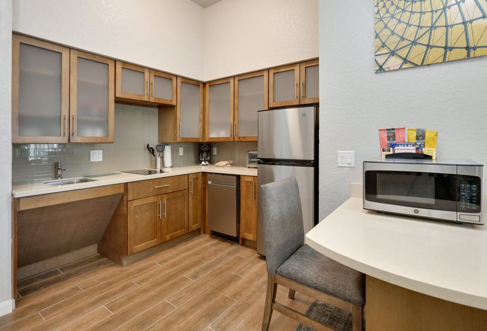 Full-size fridge, microwave, stovetop, dishwasher