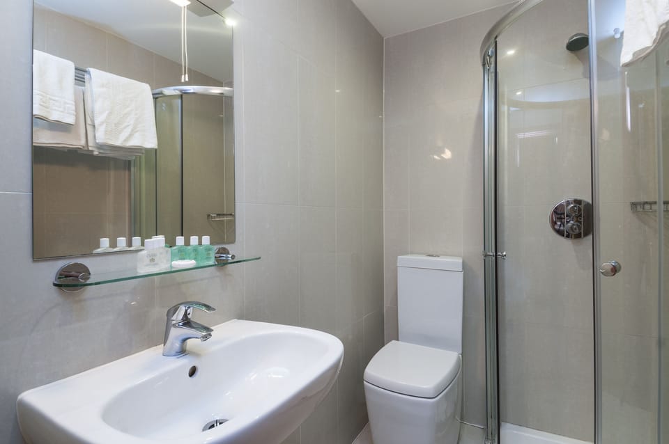 Shower, rainfall showerhead, free toiletries, hair dryer