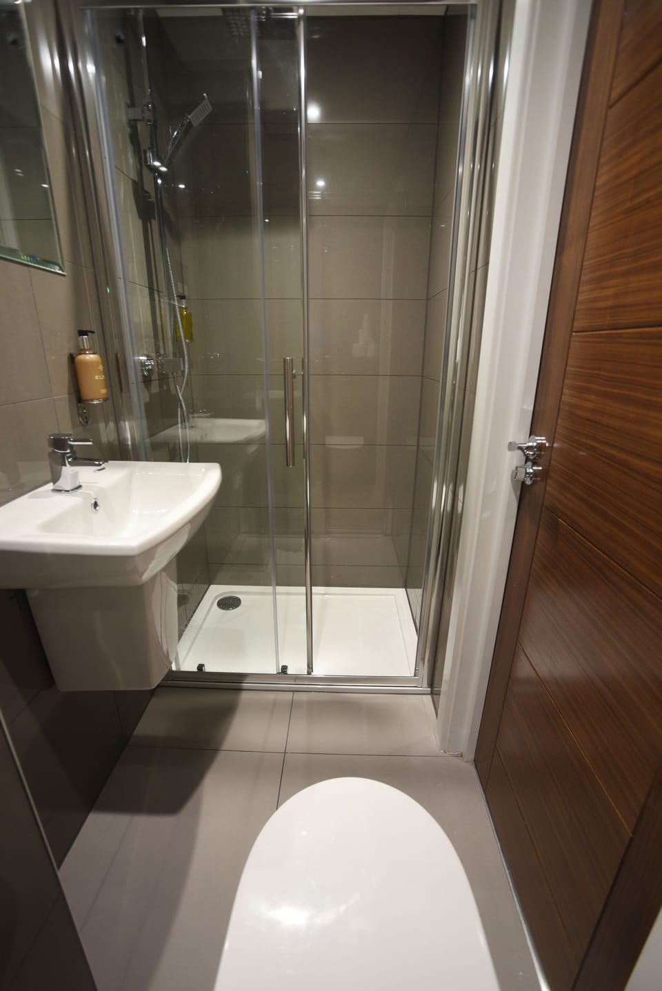 Shower, rainfall showerhead, free toiletries, hair dryer