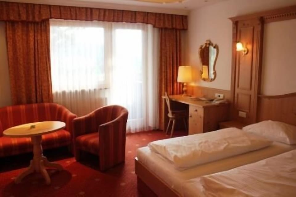 Double Room | Desk, blackout drapes, rollaway beds, free WiFi