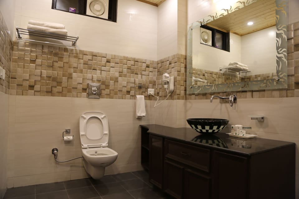 Superior Deluxe | Bathroom | Shower, rainfall showerhead, free toiletries, hair dryer