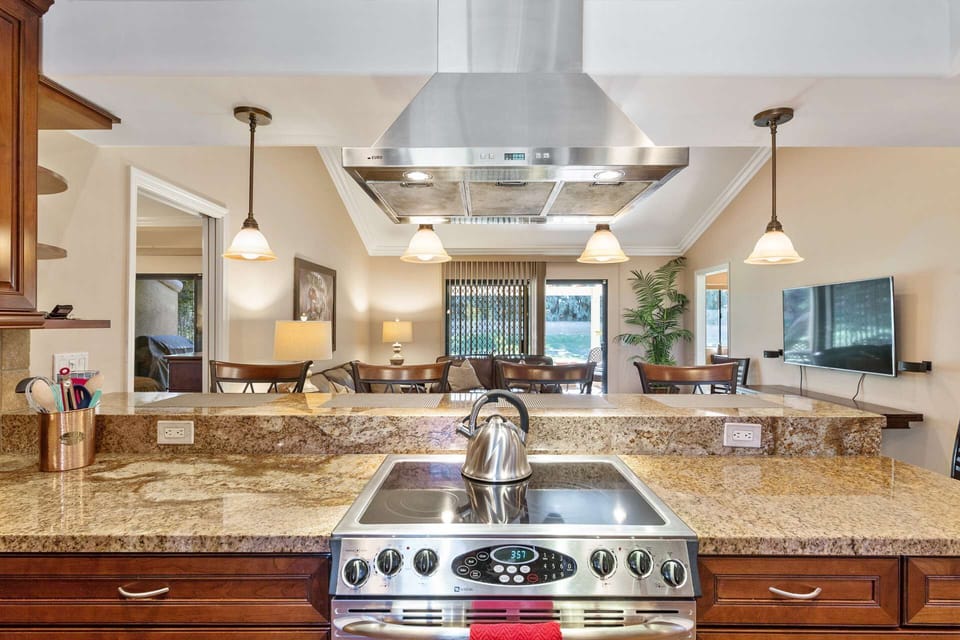 open floor plan kitchen/living room allows for easy entertaining!