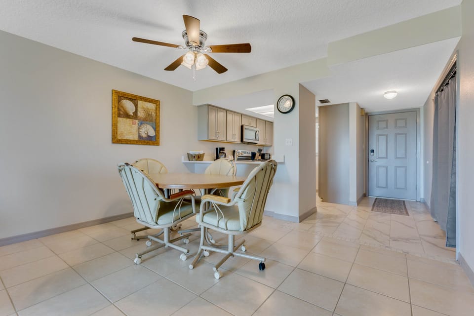 lMeals are a breeze with the dining area by the kitchen and the living room.