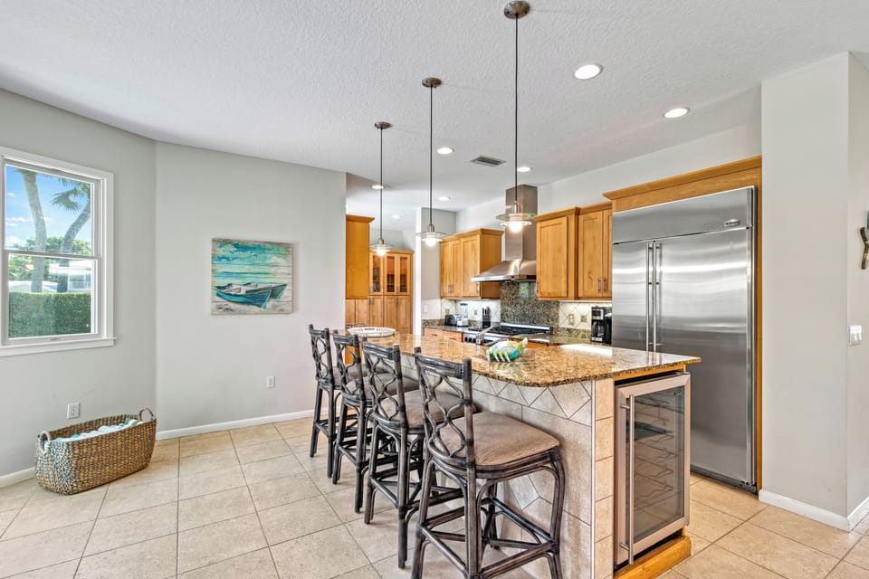Bright mornings and relaxed chats—this spot makes every breakfast feel like a treat.