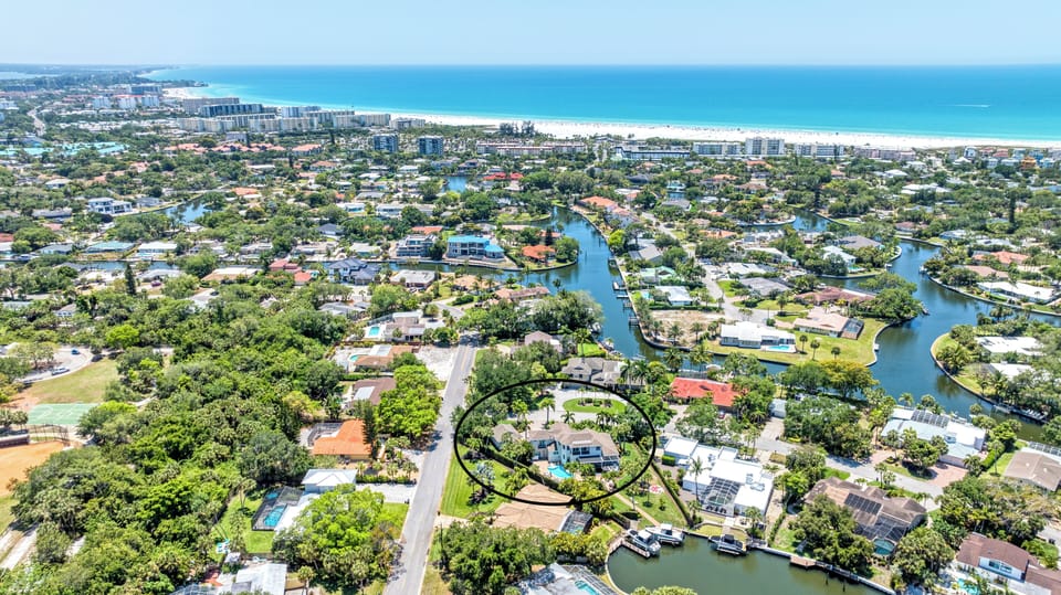 Framed by canals and kissed by ocean breeze—your slice of Siesta Key is just 1 mile from the beach.