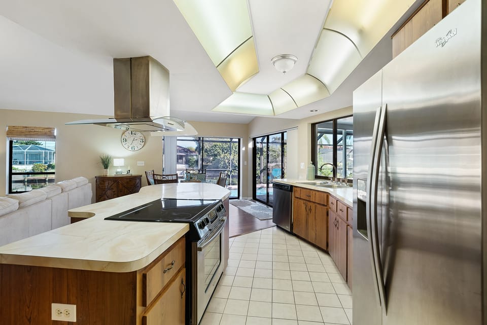 Kitchen with Breakfast Bar