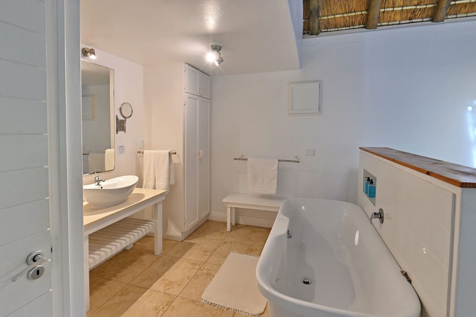 Honeymoon Suite, Garden View | Bathroom | Free toiletries, hair dryer, bathrobes, towels