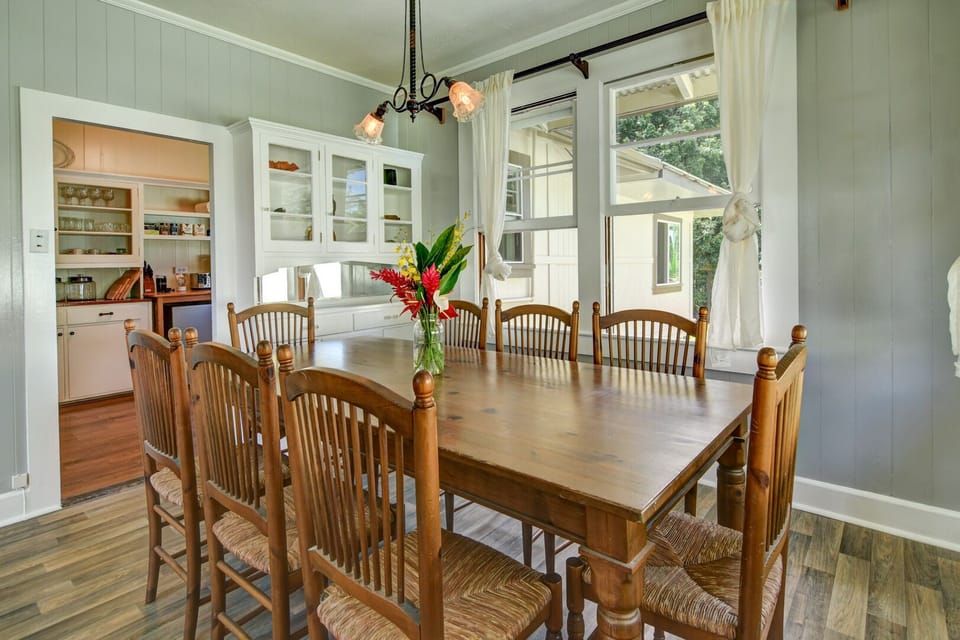 Dining Room with Seating for 8 People