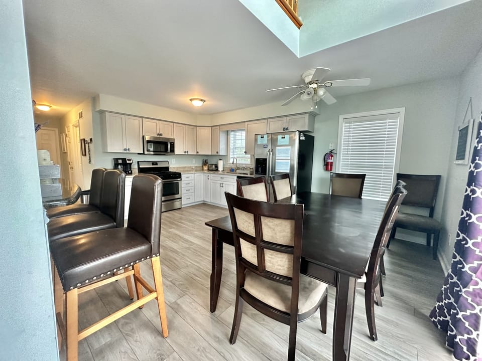 Dine in kitchen