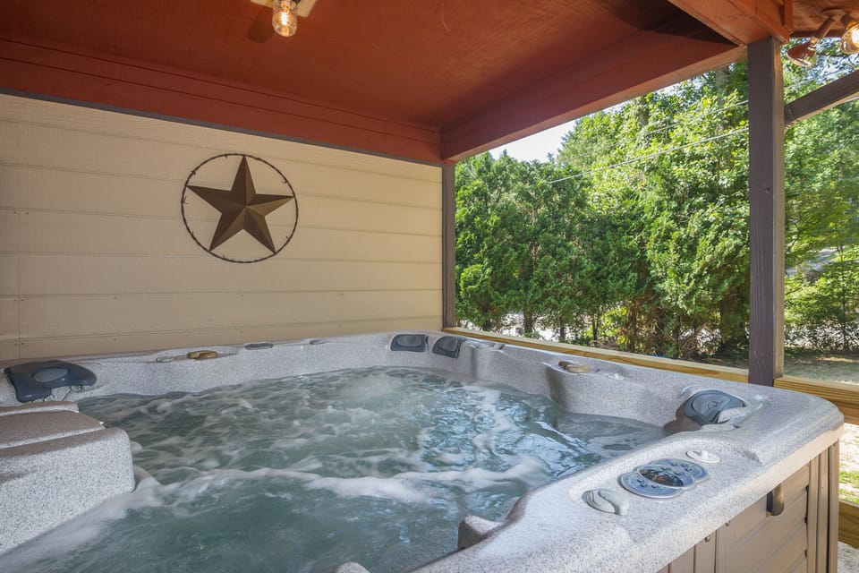 Large 7 Person Hot Tub On The Back Deck.