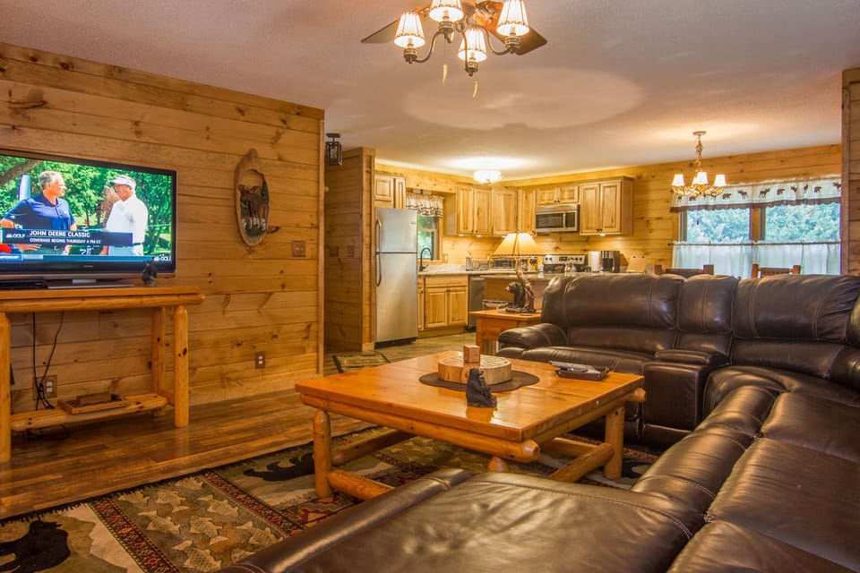 Open & Spacious Living Room, Kitchen, & Dining Room, w/An Oversized Sectional.