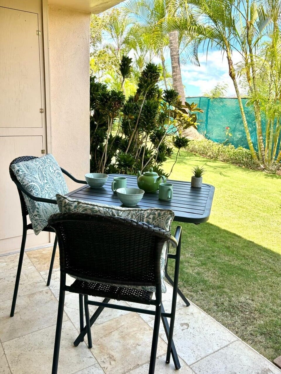 LANAI DINING AREA