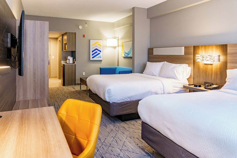 In-room safe, laptop workspace, blackout drapes, iron/ironing board