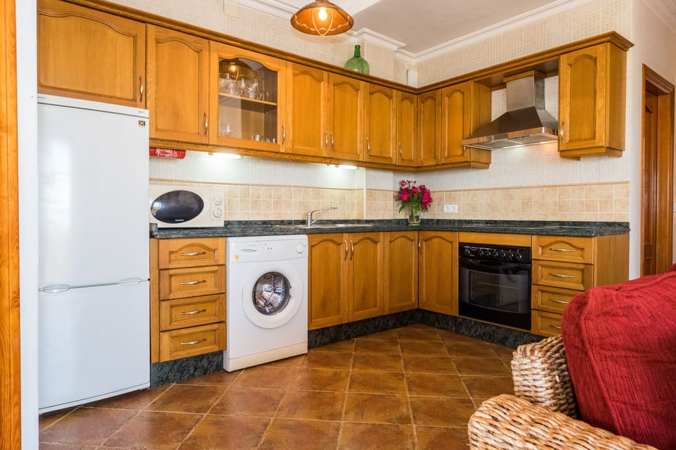 Oak kitchen, with all accessories you need to enjoy your holiday.