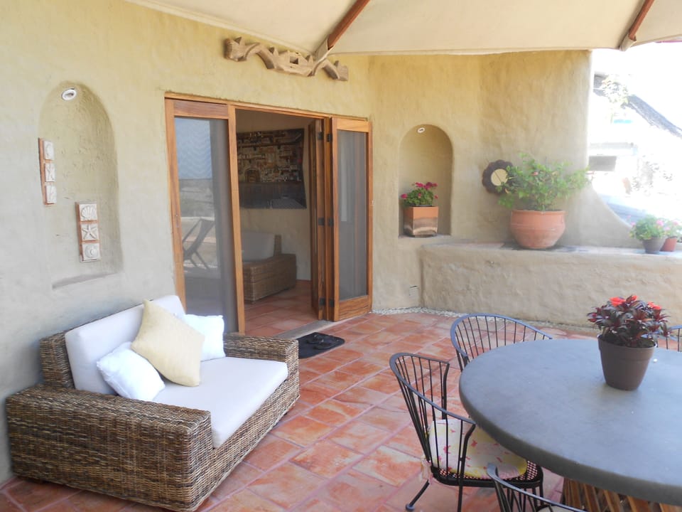 Level 2 large outdoor patio with great ocean views, cool breezes