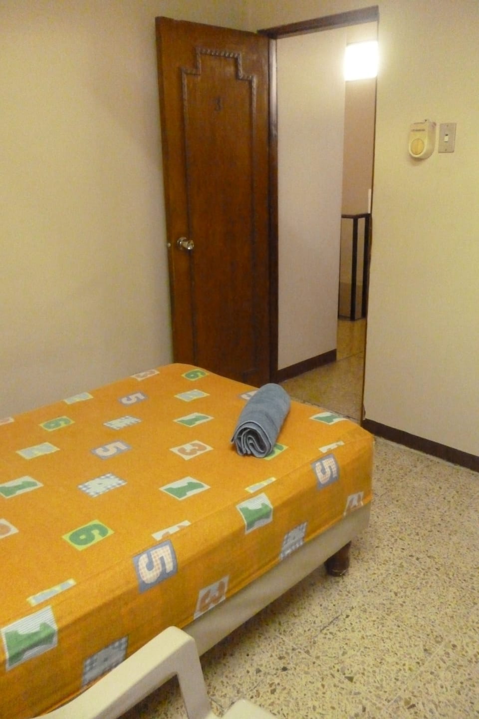 Habitación Business doble, baño compartido, en una planta alta (3) | Down comforters, desk, laptop workspace, iron/ironing board (on request)
