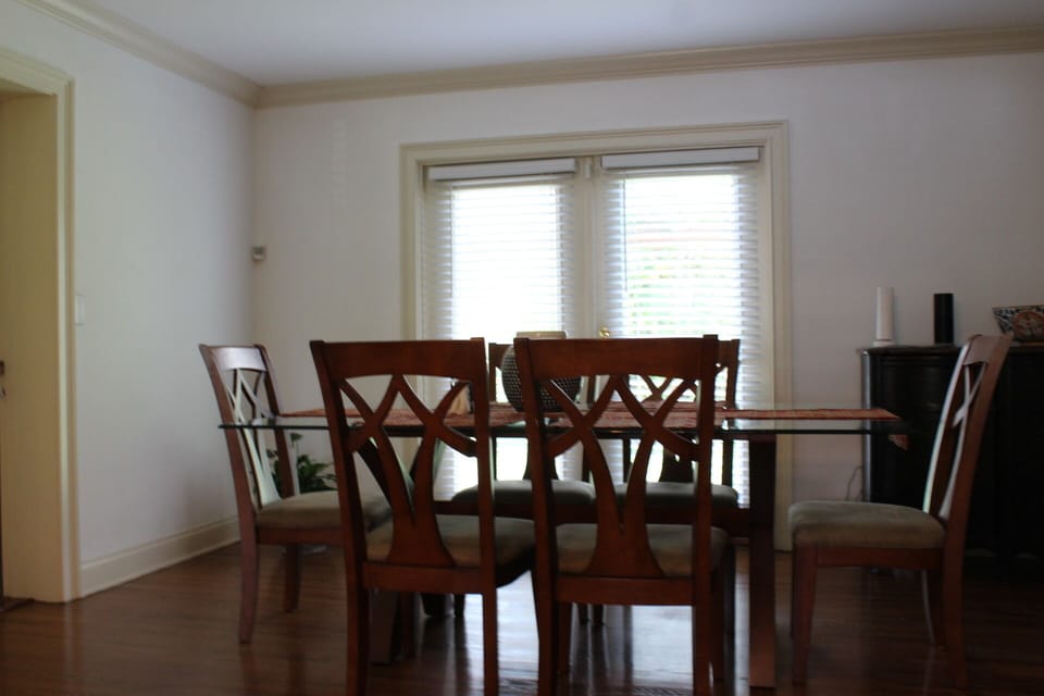 Dining room can comfortably seat 6 guests