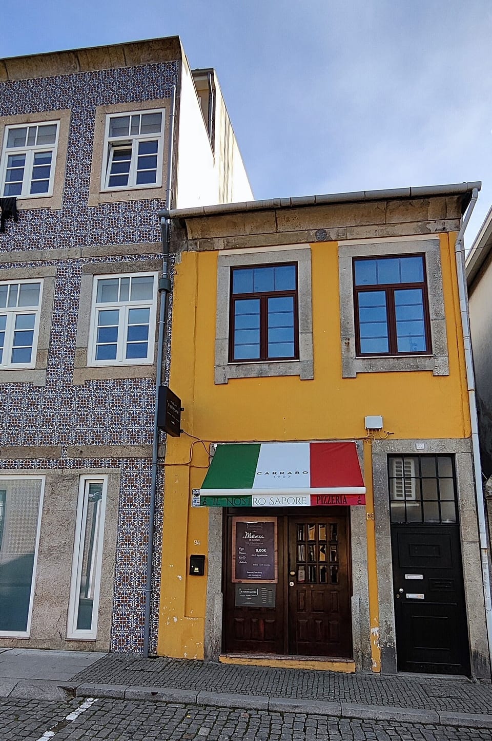 View of the building with parking (paid). Free street parking at 80 meters.