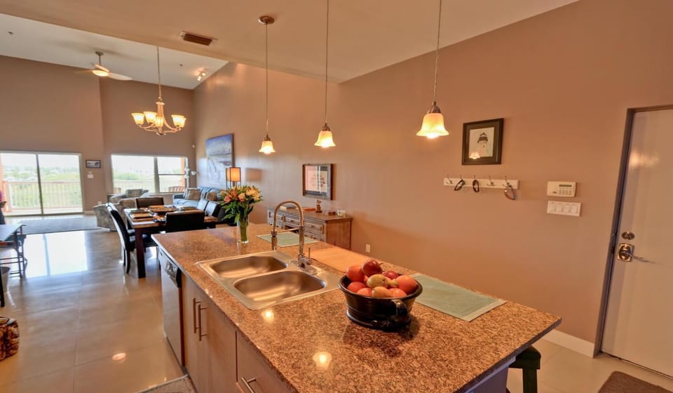 Layout kitchen, dining, living areas