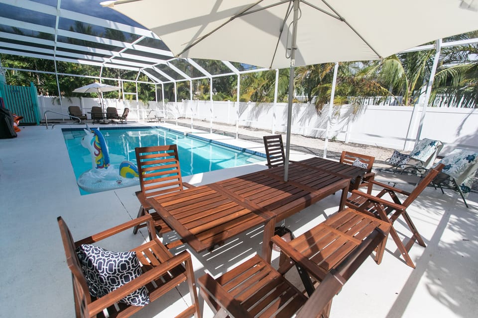 Swimming pool & outdoor seating area with grill!