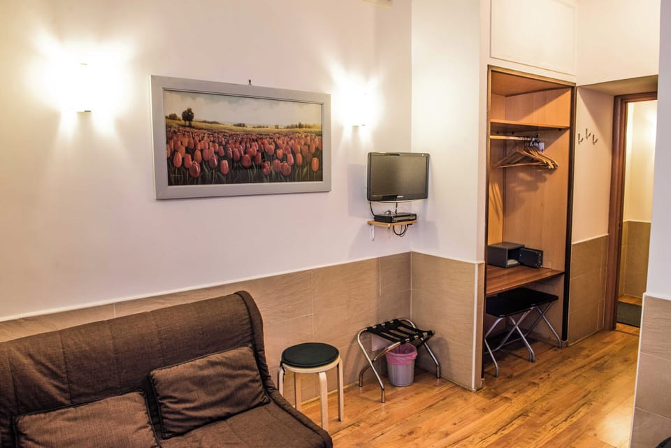 Premium bedding, pillowtop beds, free minibar, in-room safe