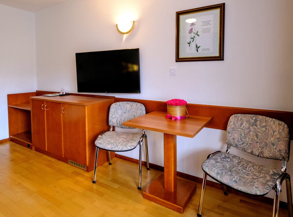 In-room safe, desk, laptop workspace, cribs/infant beds